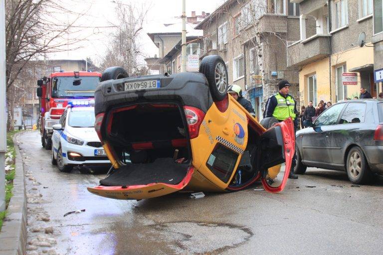 Горещи новини | Такси се обърна по таван до пазара!