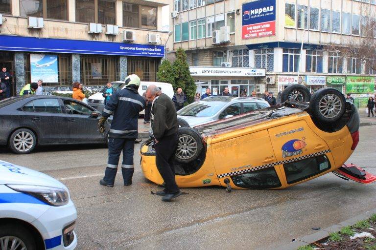 Такси се обърна по таван до пазара!
