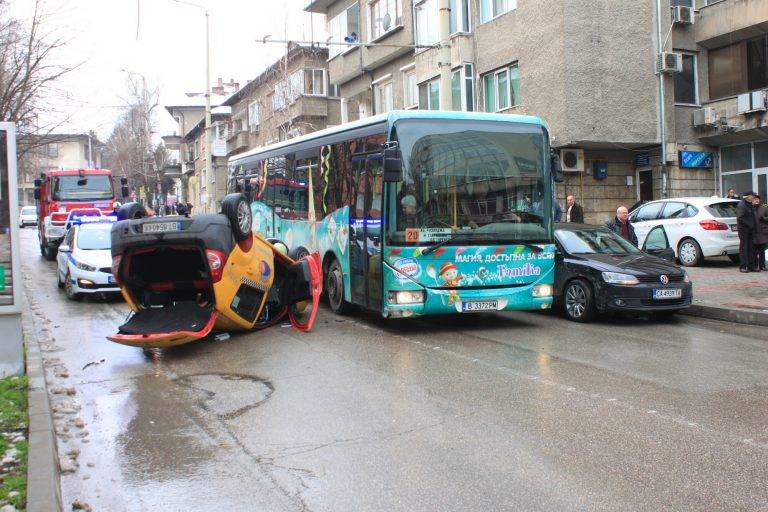 Такси се обърна по таван до пазара!