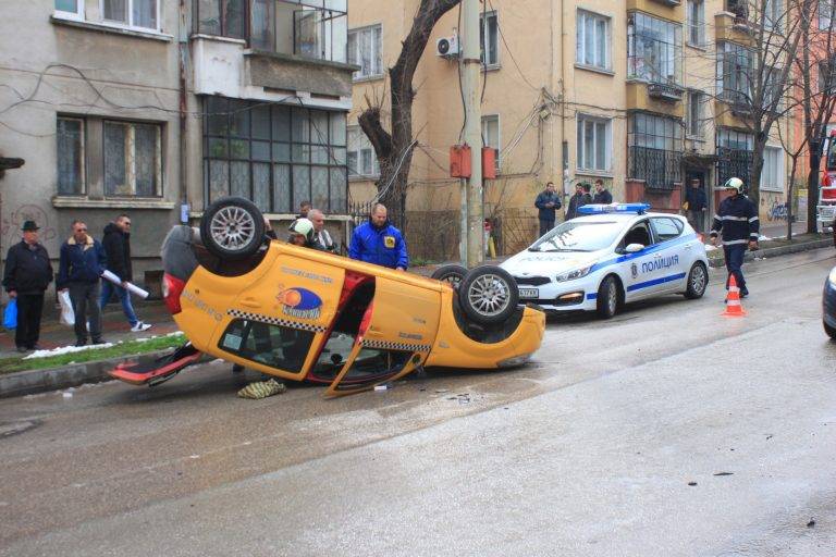 Такси се обърна по таван до пазара!