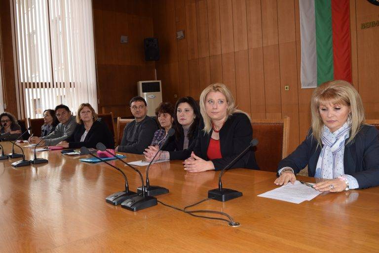 Горещи новини | Глад за шивачи, строители, шофьори и автомонтьори ще има през следващите 3 -5 години