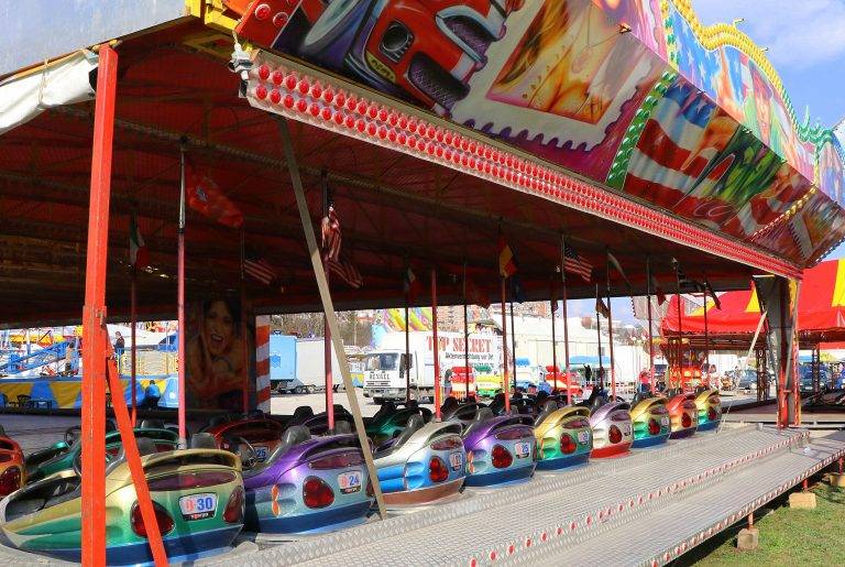 Горещи новини | Лунапаркът на „Качица“ вече работи, 65 атракционни съоръжения ще радват малки и големи