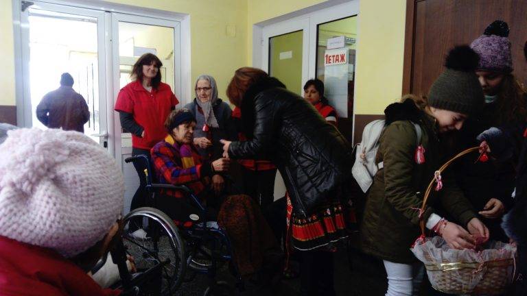 Горещи новини | Потребителите на Центъра за лица с деменция в село Овча могила зарадваха персонала със собственоръчно изработени мартеници