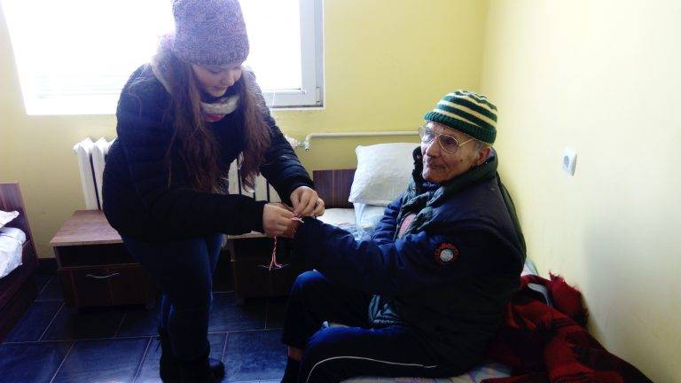 Потребителите на Центъра за лица с деменция в село Овча могила зарадваха персонала със собственоръчно изработени мартеници