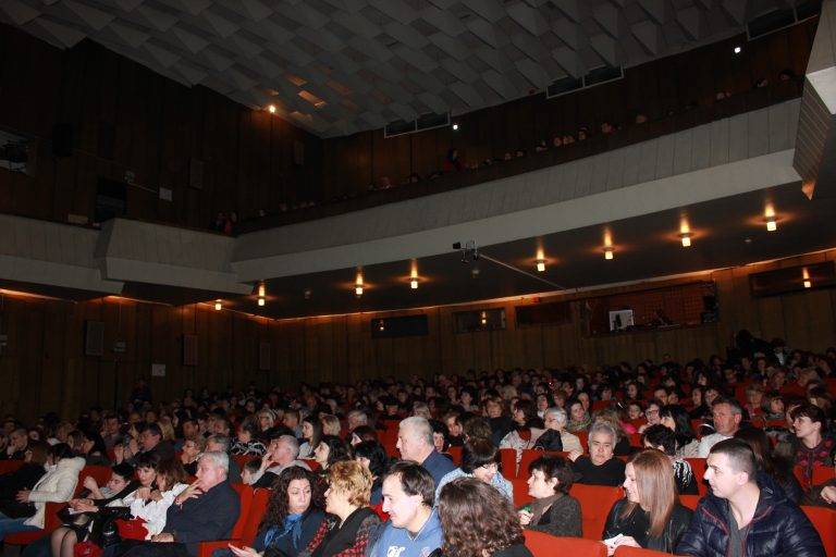 Над 650 дами се насладиха на спектакъла, подарък от евродепутата от ГЕРБ/ЕНП Ева Майдел