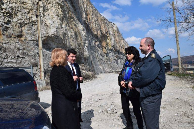 Горещи новини | Ще се търси финансиране за основен ремонт на пътя Стражица – Ново градище