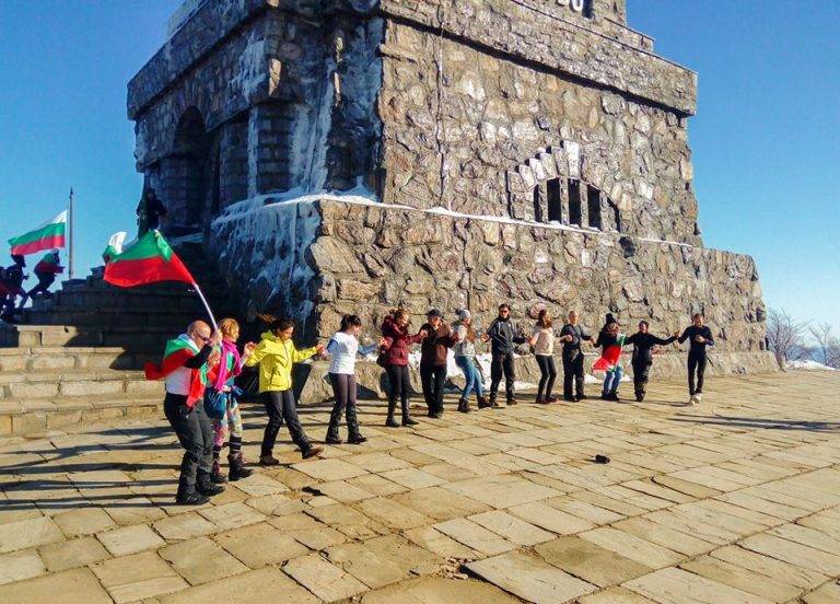 С песни и хора  търновци развяха  трикольора  на връх Шипка