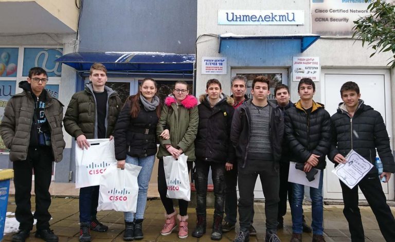 Горещи новини | Десетокласнички от Eлена сред първите в областно състезание по компютърни мрежи
