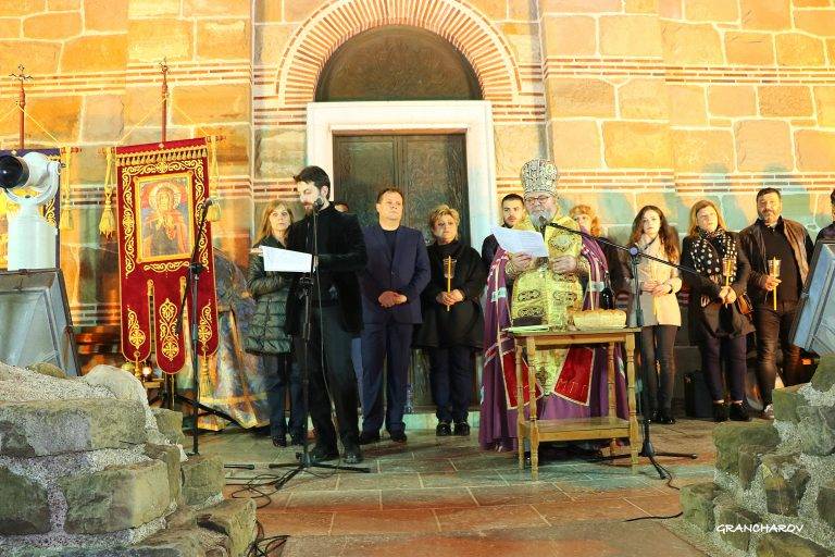 Горещи новини | Хиляди посрещнаха Възкресение Христово на Царевец