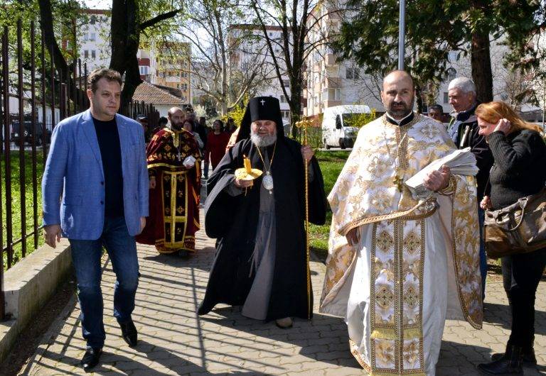 Горещи новини | Над 600 великотърновци се събраха  в храма „Възкресение Христово”