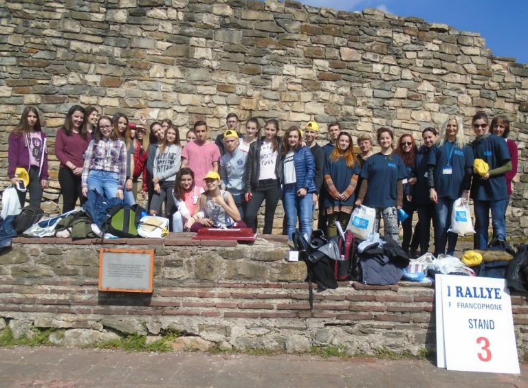 Горещи новини | 20 ученици от Езикова гимназия се състезаваха във Франкофонско рали на Царевец