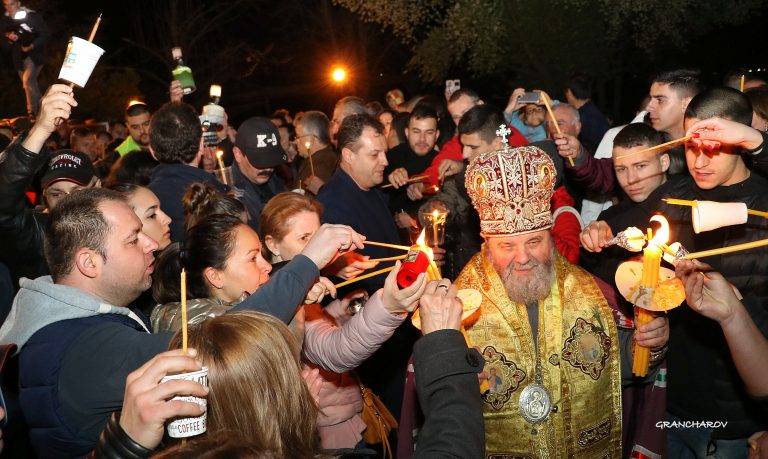 Хиляди посрещнаха Възкресение Христово на Царевец