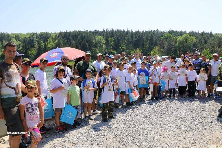 Горещи новини | Десетки деца зарибиха р. Янтра след риболовен турнир