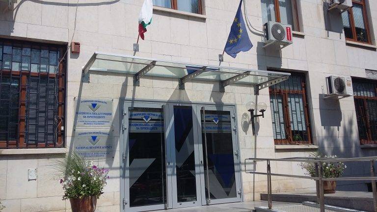 Горещи новини | НАП В. Търново обслужи за три месеца над 20 хиляди клиенти