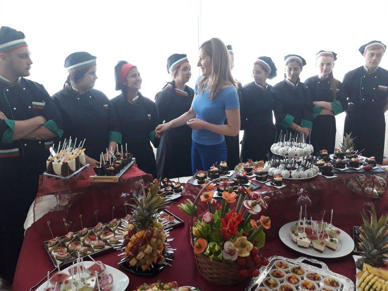 Министър Ангелкова се срещна с бъдещи кадри по туризъм в Свищов