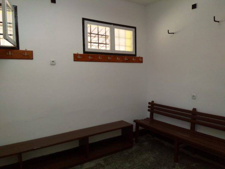 Горещи новини | Изцяло са обновени съблекалня и санитарен възел на стадиона в Дебелец