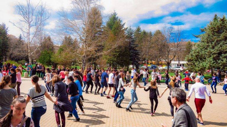 Общество | Над 400 ентусиасти се включиха  в хоротеката “Търноворънс”