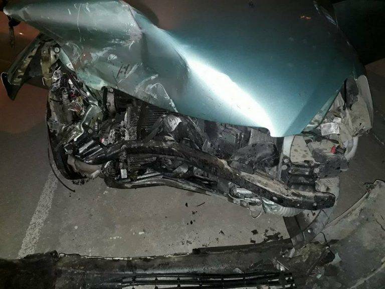 18-годишен водач удари лек автомобил и патрулен автомобил на РУ Полски Тръмбеш.