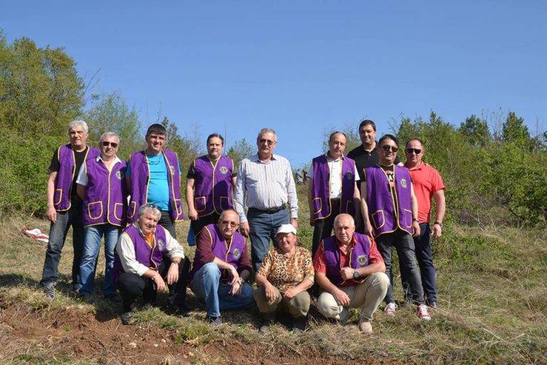 Горещи новини | Лайънс клуб “Велико Търново”  залеси изгоряла гора в Арбанаси