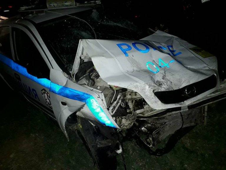 Горещи новини | 18-годишен водач удари лек автомобил и патрулен автомобил на РУ Полски Тръмбеш.