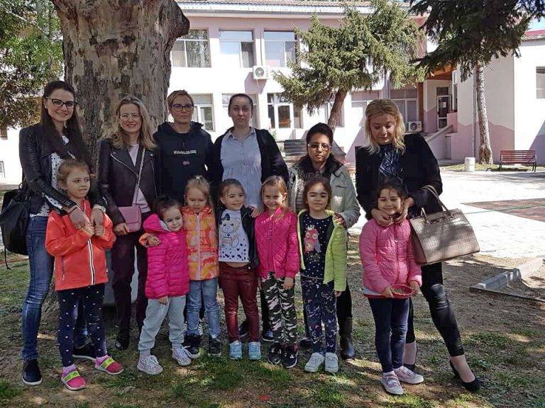 Горещи новини | Родителите и деца превърнаха в зелен оазис двора на детска градина „Соня”