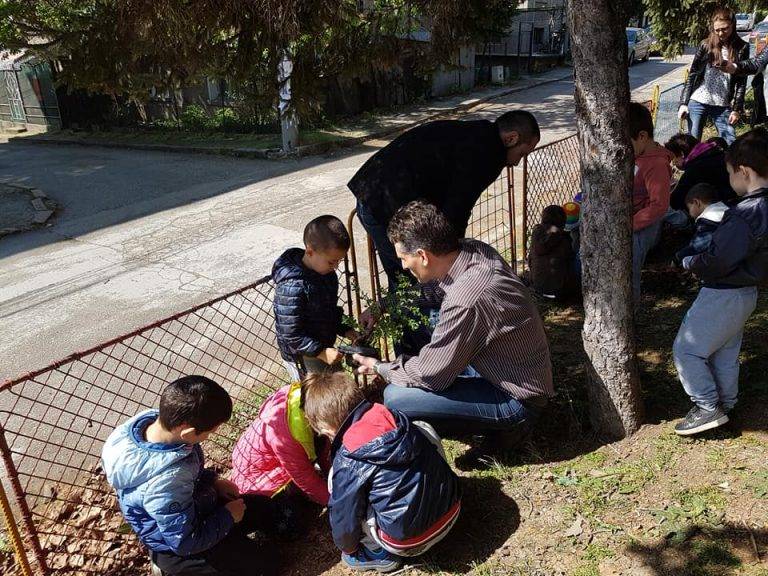 Родителите и деца превърнаха в зелен оазис двора на детска градина „Соня”