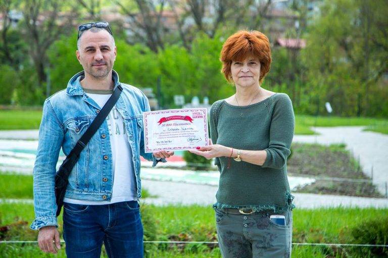 Горещи новини | Севдан Калов е 10-хилядния посетител в Парка на миниатюрите във Велико Търново