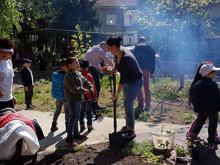 Родителите и деца превърнаха в зелен оазис двора на детска градина „Соня”