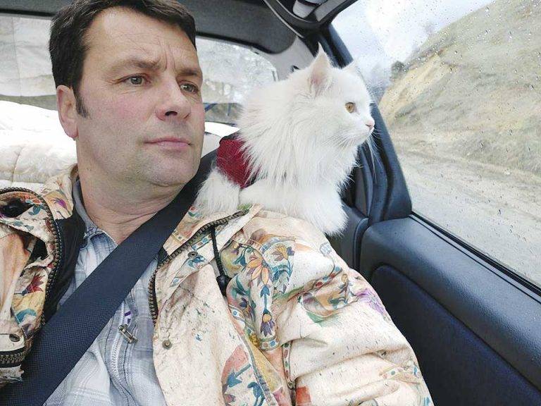 Горна Оряховица | Часовникар от Горна Оряховица  пътешества на мотор с котката си