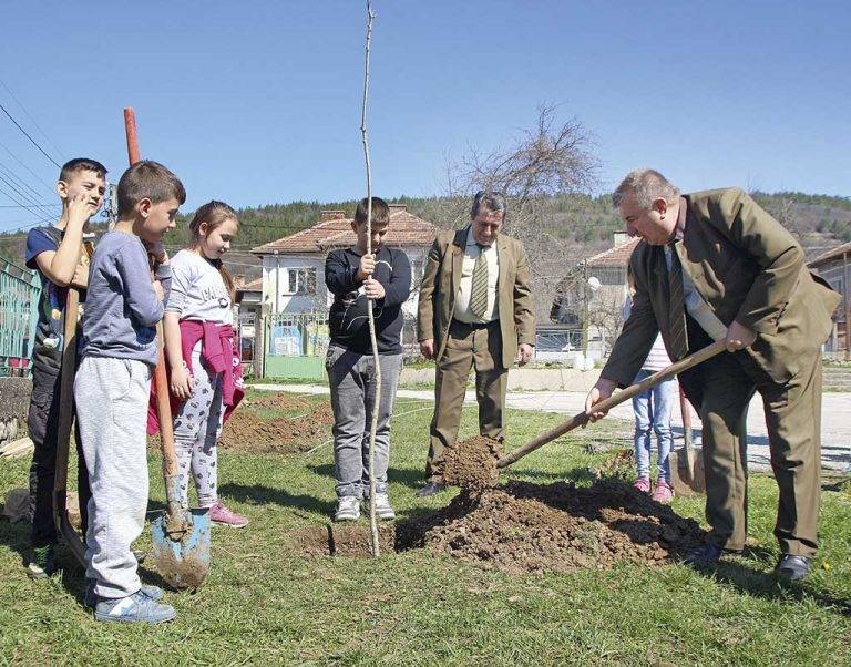 Весели игри, горски беседи и творчески ателиета зарадваха децата на Дебелец