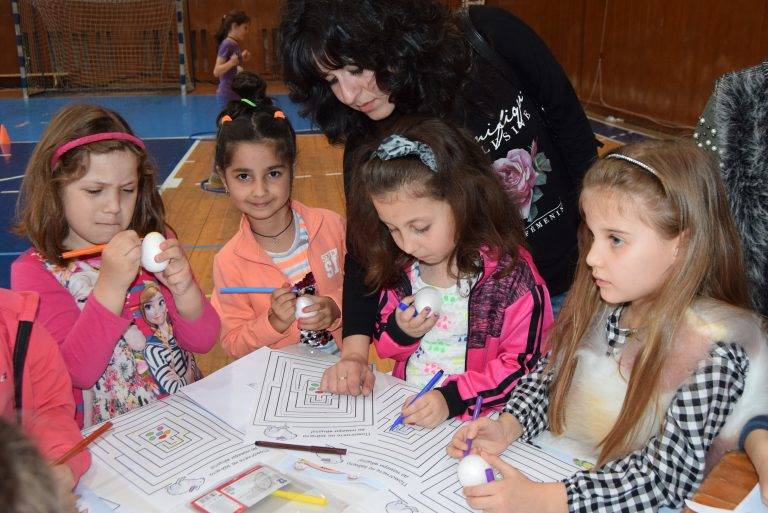 Близо 160 деца от детските градини твориха и се забавляваха във Великденска работилница