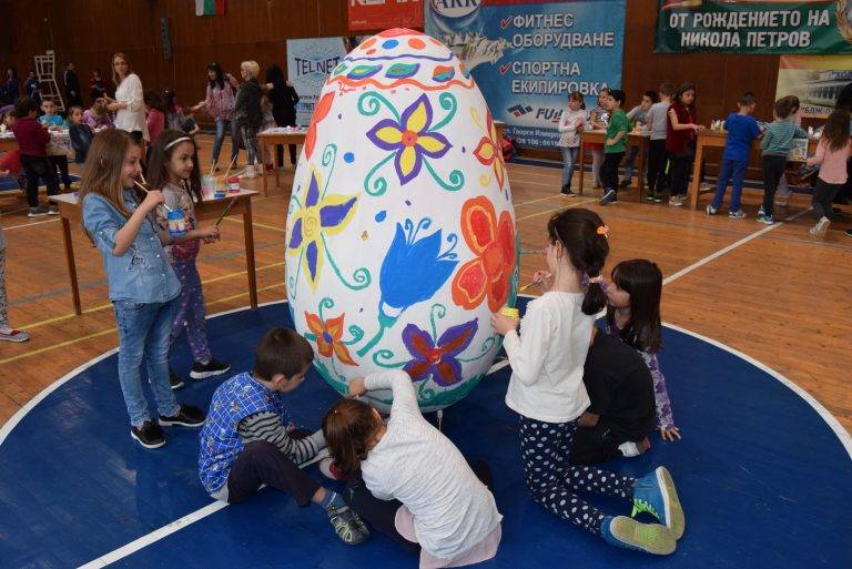 Близо 160 деца от детските градини твориха и се забавляваха във Великденска работилница