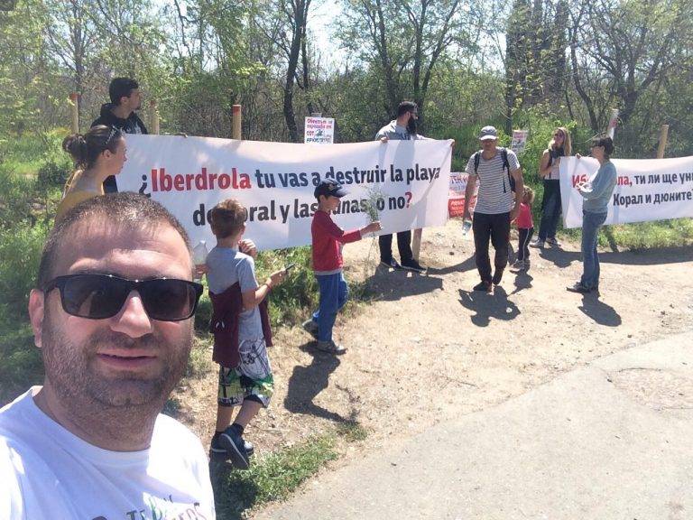 Горещи новини | Активисти от  Велико Търново направиха жива верига на плажа “Корал”