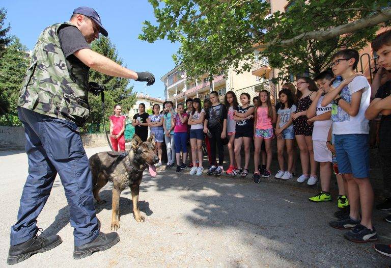 Четириноги полицаи гостуваха на  ученици от ОУ „Св. П. Евтимий“