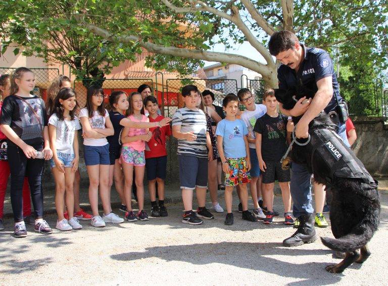 Четириноги полицаи гостуваха на  ученици от ОУ „Св. П. Евтимий“