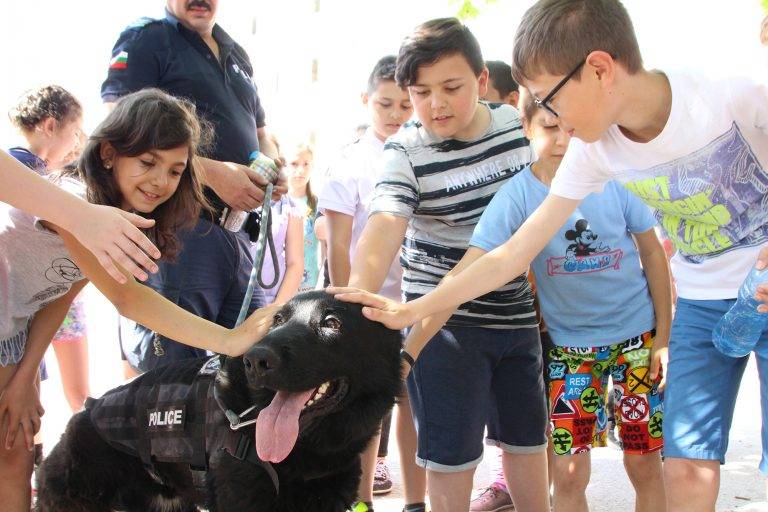 Четириноги полицаи гостуваха на  ученици от ОУ „Св. П. Евтимий“