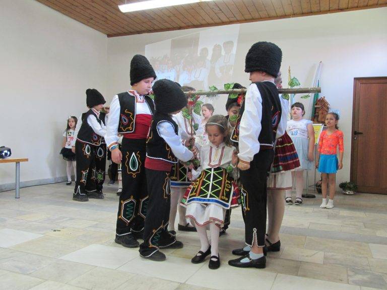 Горещи новини | Над хиляда рисунки събра втора Национална изложба на лясковското училище  „Цани Гинчев”