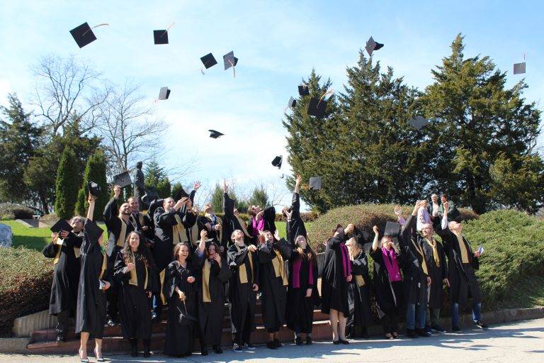 Горещи новини | Връчиха дипломи на 77 абсолвенти от  Факултета по математика и информатика