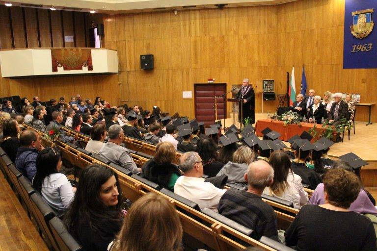 Връчиха дипломи на 77 абсолвенти от  Факултета по математика и информатика