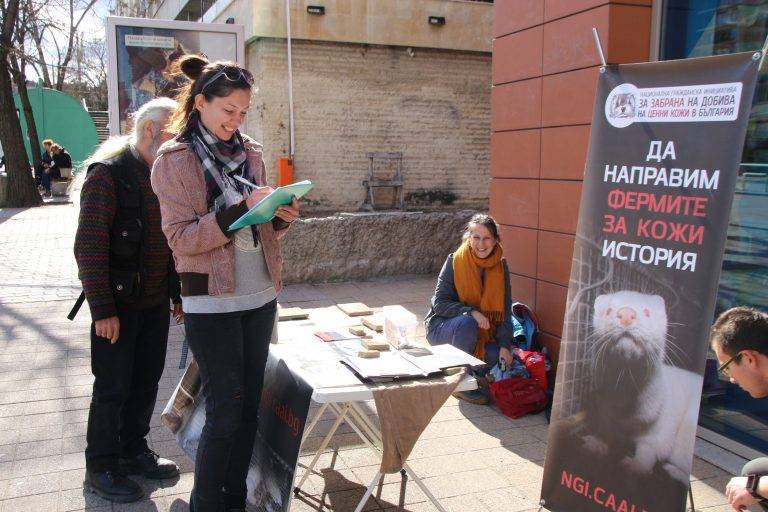 Горещи новини | Събират подписи за забрана на  добива на ценни кожи в България