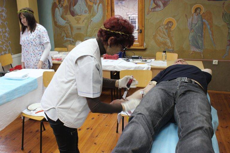 Горещи новини | 23 души дариха кръв в  храма  „Свети Николай“ на Цветница