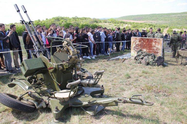 Горещи новини | Бойна техника и оръжие представиха от НВУ пред 1300 ученици (галерия)