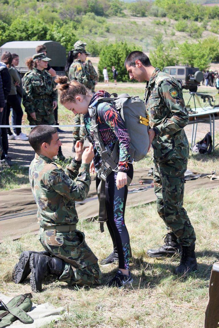 Бойна техника и оръжие представиха от НВУ пред 1300 ученици (галерия)