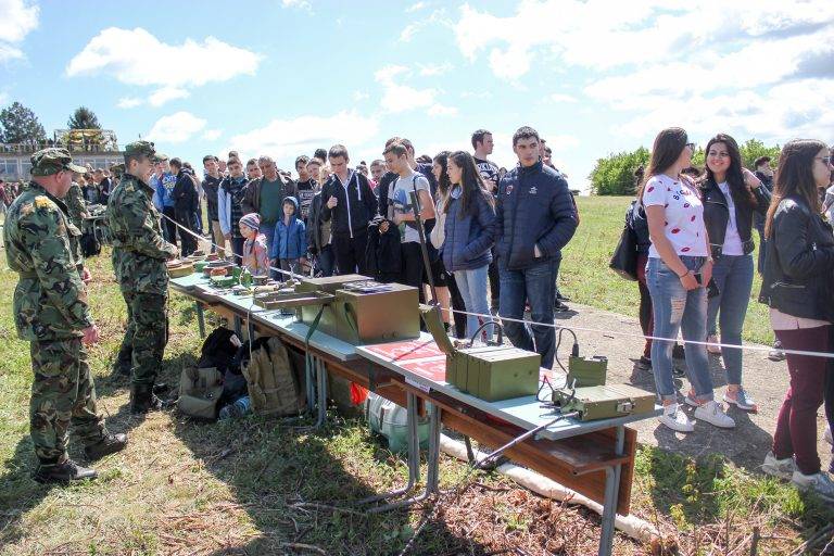 Бойна техника и оръжие представиха от НВУ пред 1300 ученици (галерия)