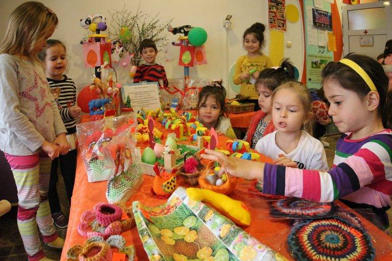 Горещи новини | На Великденски базар в ДГ “Соня” събират пари за нови играчки