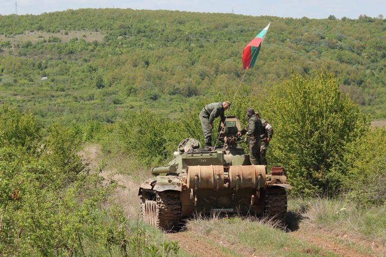 Бойна техника и оръжие представиха от НВУ пред 1300 ученици (галерия)