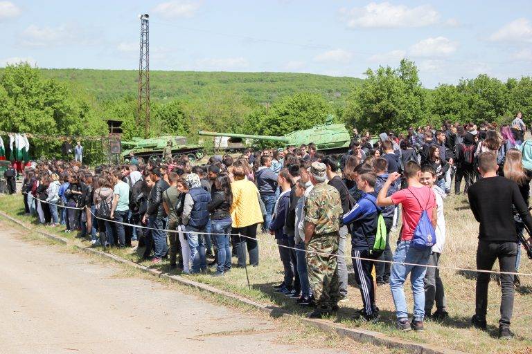 Бойна техника и оръжие представиха от НВУ пред 1300 ученици (галерия)