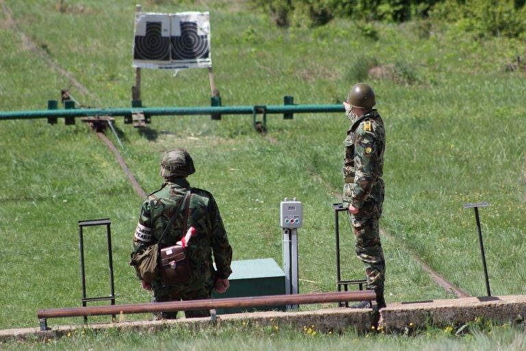 Бойна техника и оръжие представиха от НВУ пред 1300 ученици (галерия)