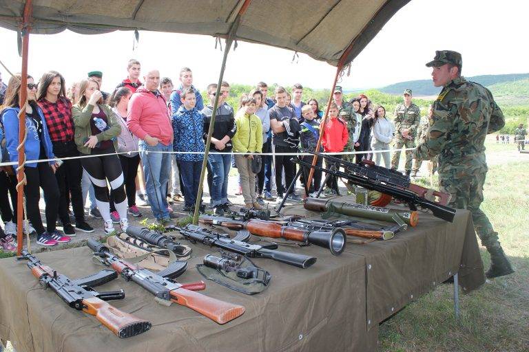 Бойна техника и оръжие представиха от НВУ пред 1300 ученици (галерия)