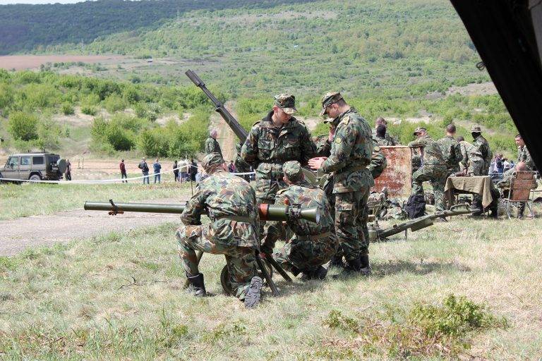 Бойна техника и оръжие представиха от НВУ пред 1300 ученици (галерия)